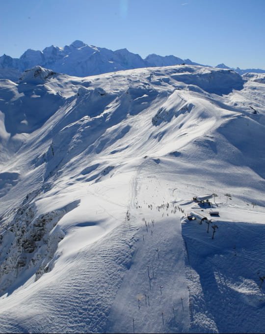 Vue sur les pistes des Carroz d'Arâches et la chaîne du Mont Blanc- Domaine skiable du Grand Massif