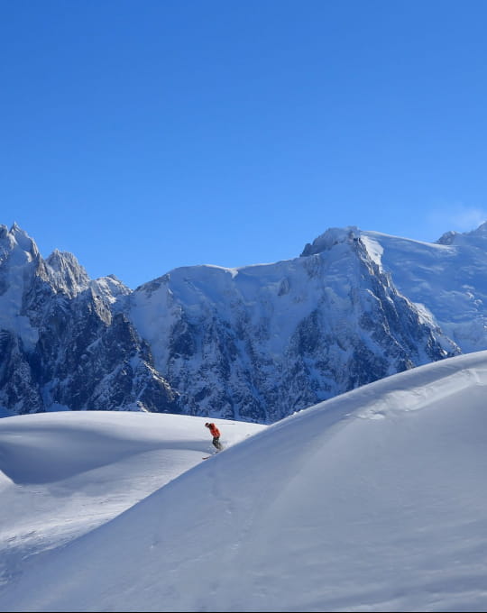 Skieur au Brévent face au massif du Mont-Blanc