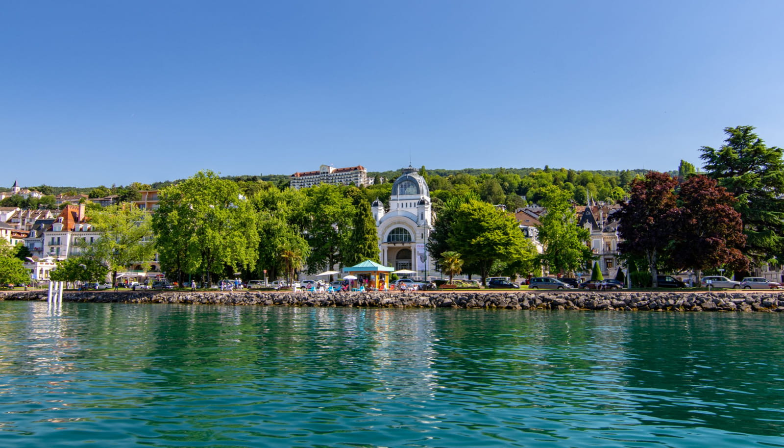 Ville d'Evian-les-Bains depuis un bateau de croisière - Vue sur l'hôtel Royal et le Palais Lumière