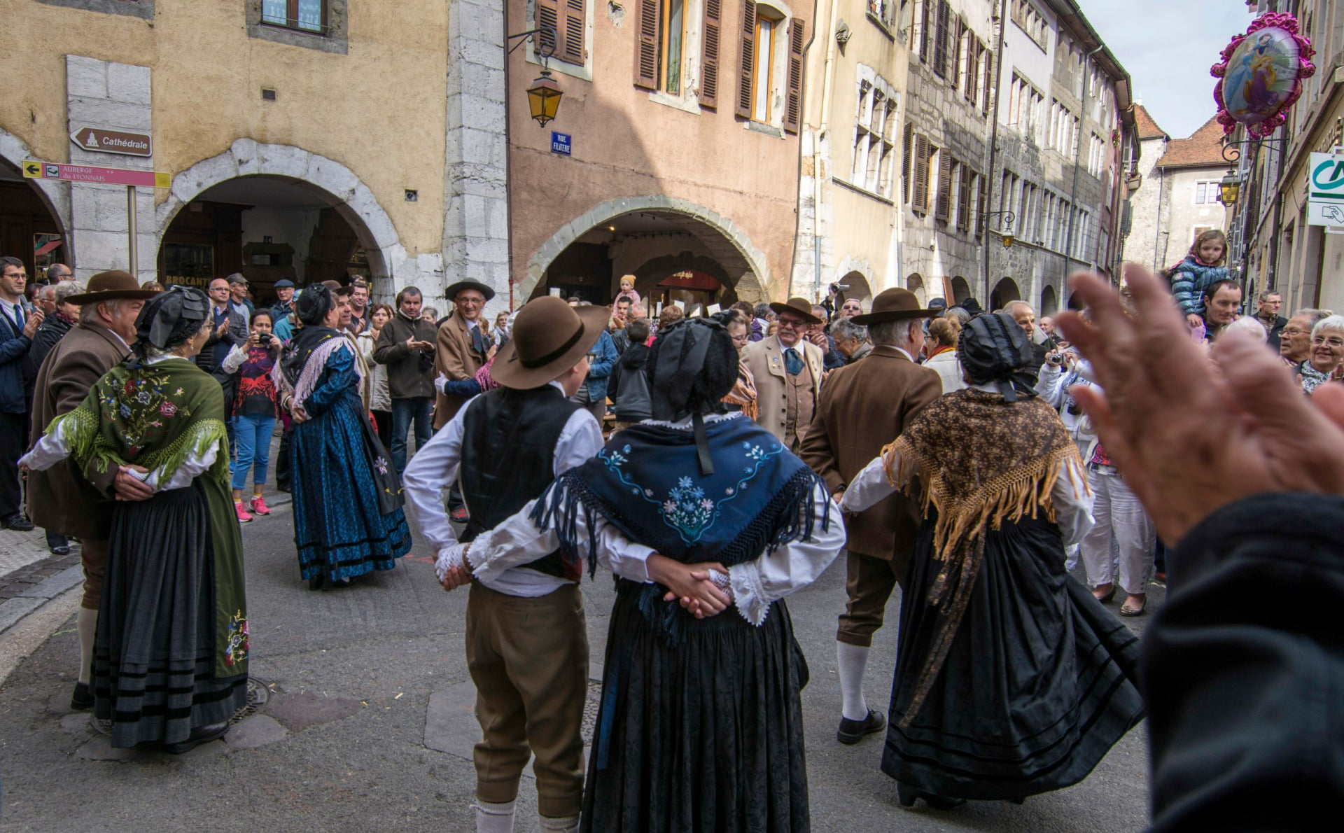 Groupe folklorique au retour des alpages à Annecy