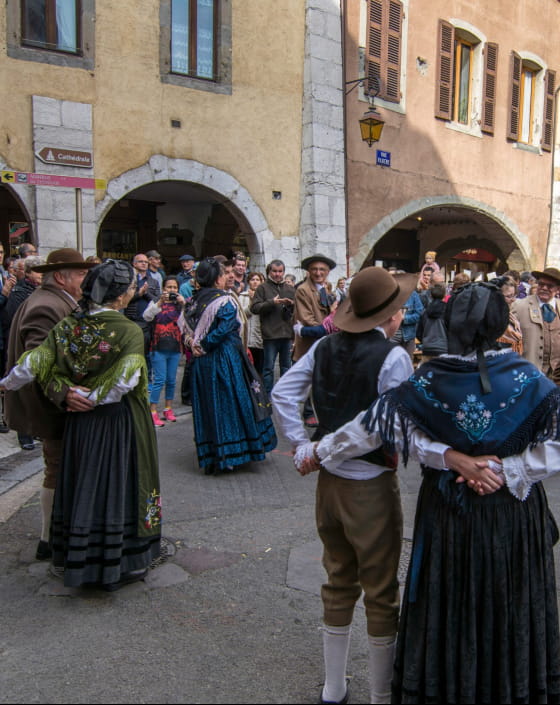 Groupe folklorique au retour des alpages à Annecy