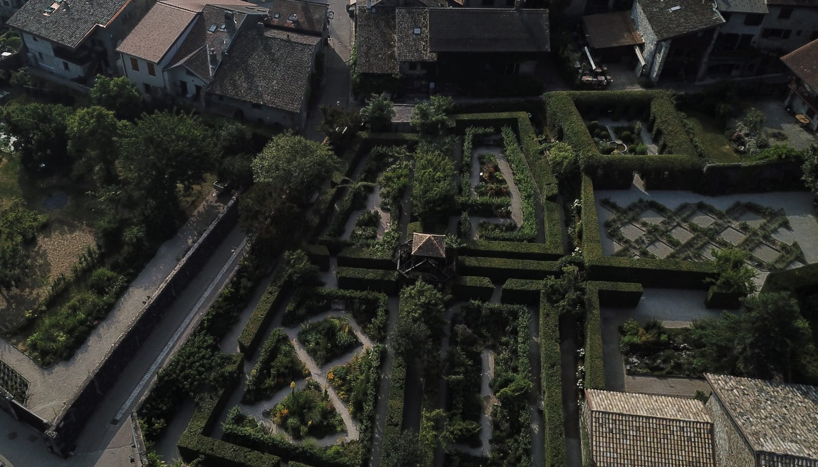 Vue sur le jardin des Cinq Sens et le village médiéval d'Yvoire