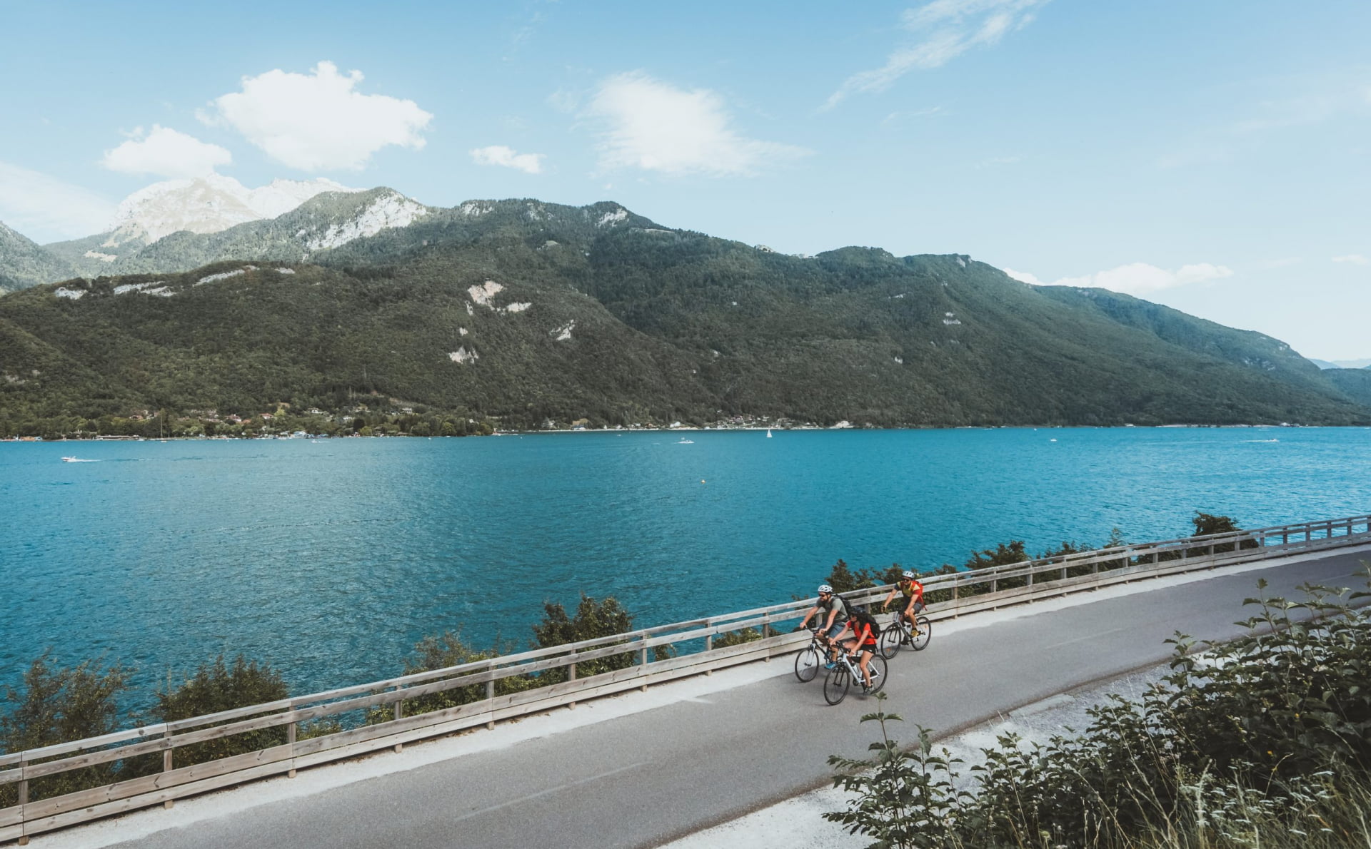 Vélo sur la voie verte du bord du lac d'Annecy