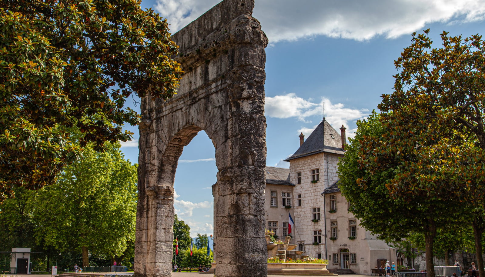 Arc de Campanus et mairie d'Aix-les-Bains