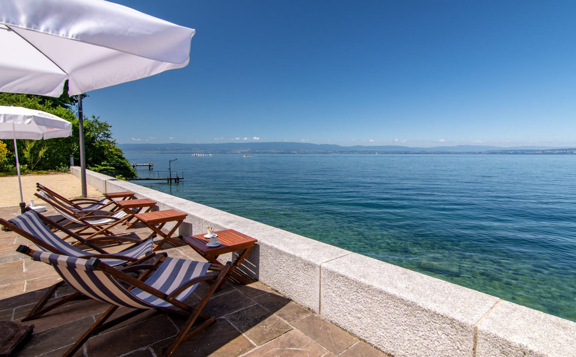 Terrasse avec vue sur le lac Léman depuis Evian-les Bains près de l'hôtel des Cygnes