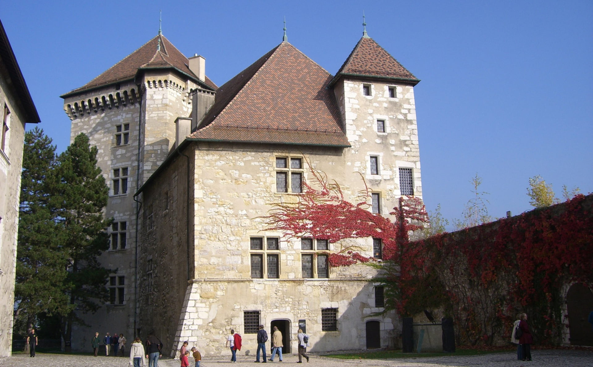 Musée-Château d'Annecy et sa cour intérieur - Observatoire régional des lacs alpins
