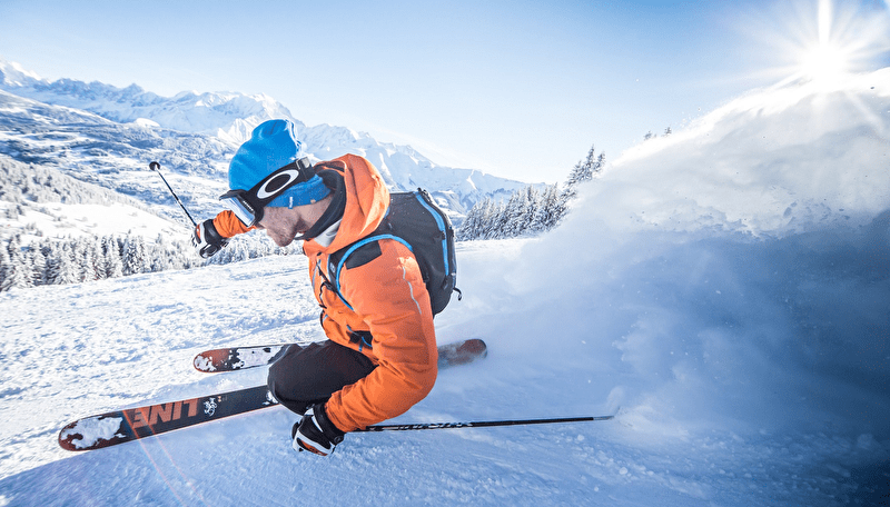 Skieur en hors-pistes sur le Christomet - versant Jaillet à Megève avec vue sur le Mont-Blanc