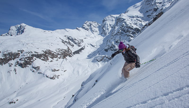 Skieur en poudreuse sur le domaine de Bonneval sur Arc