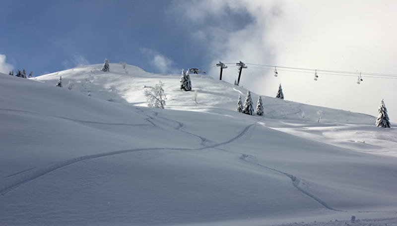 Une trace de skieur au milieu de la neige fraiche au Massif des Brasses, sous le télésiège 3 places