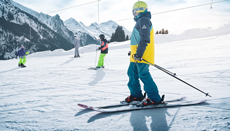 Skieurs sur le domaine skiable de Manigod