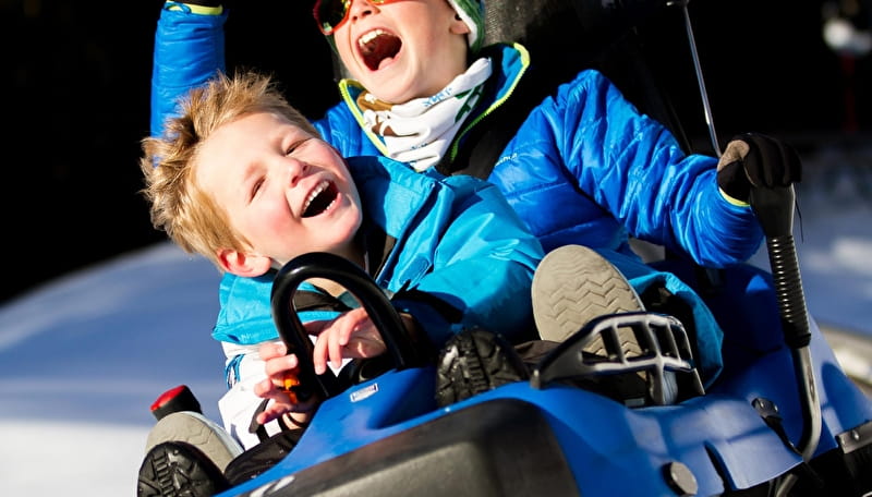 Enfants sur la Luge Alpine Coaster