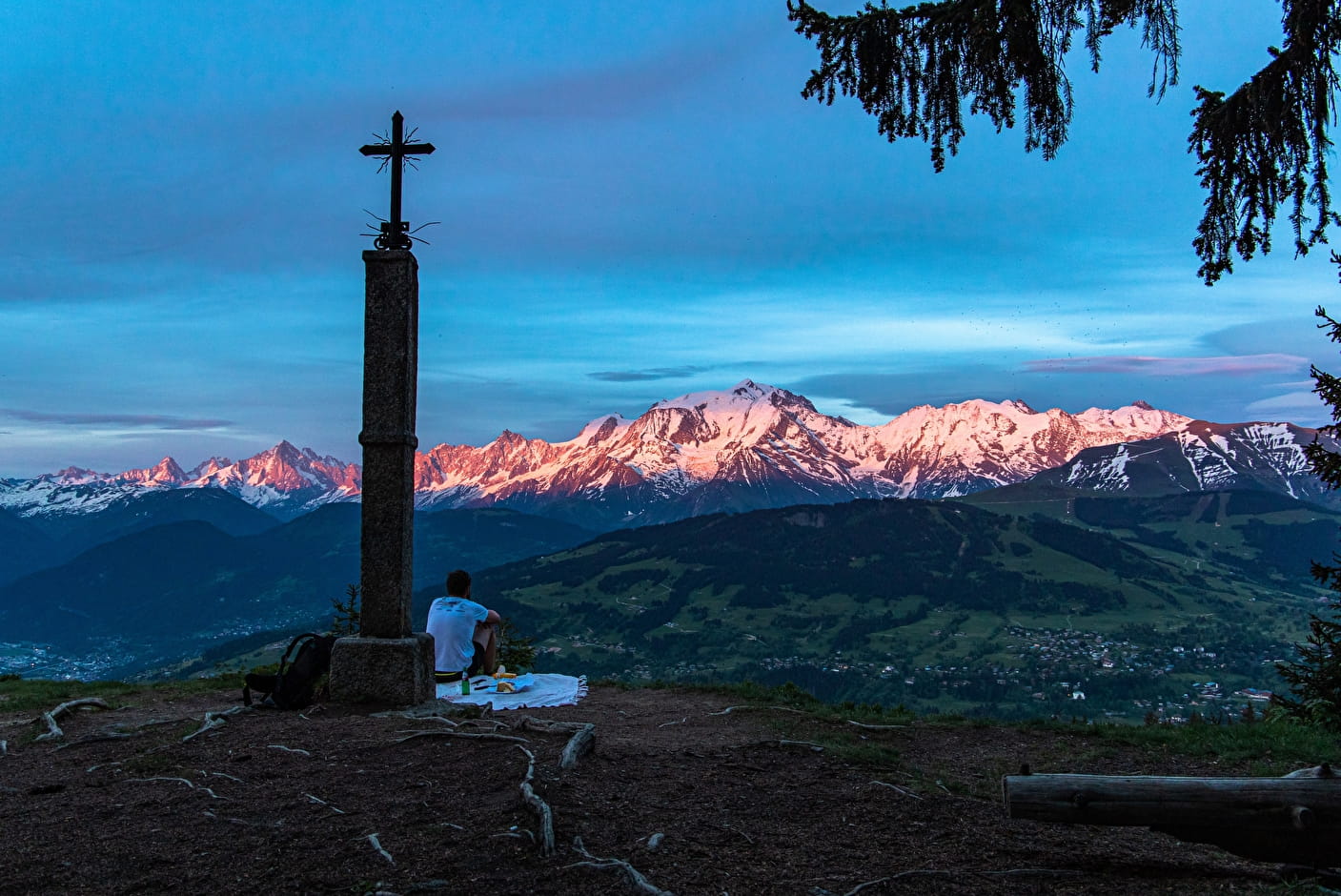 Célèbre randonnée autour de Megève, celle qui mène à La Croix de Salles. Depuis le belvédère, il y a une vue sur la vallée et les sommets. Ici, le soleil est en train de se coucher et illumine le haut des sommets. 