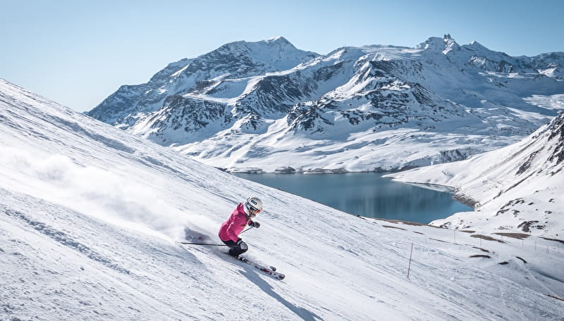 Le ski alpin à Val Cenis, avec vue sur le lac du Mont Cenis