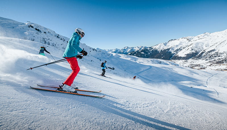 Femme qui skie sur les pistes