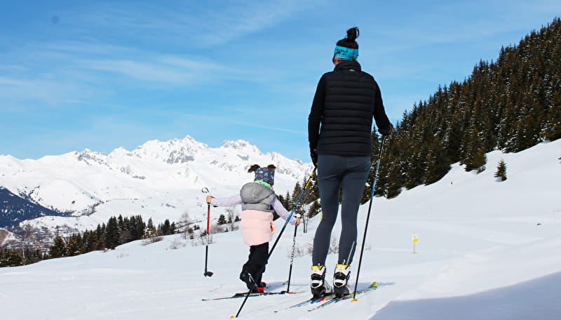 Mère et fille sur le domaine ski de fond du Grand Coin