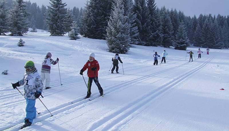Enfants faisant du ski de fond à Orange