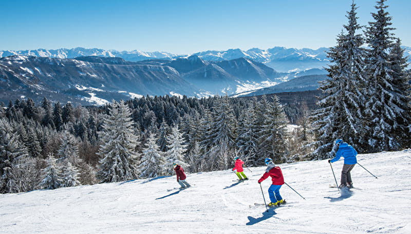 Ski alpin en famille à La Féclaz avec vue sur la chaine des Belledonnes