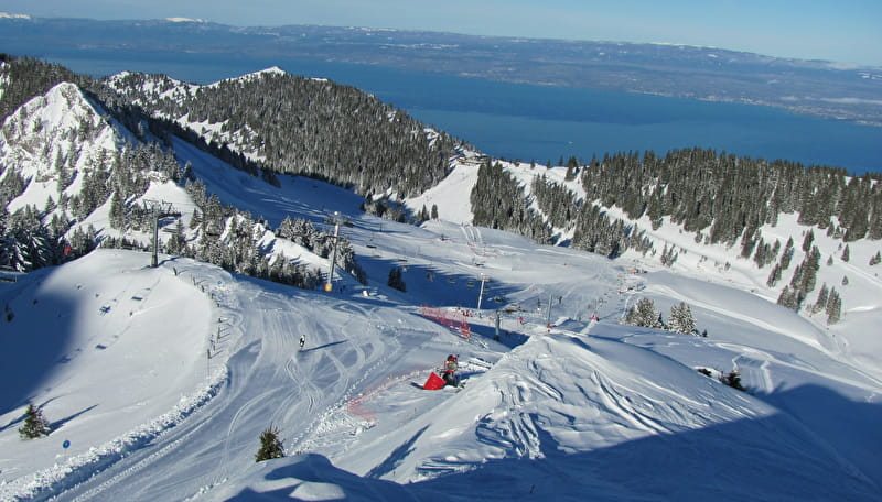 Ski à Thollon avec vue sur le lac Léman
