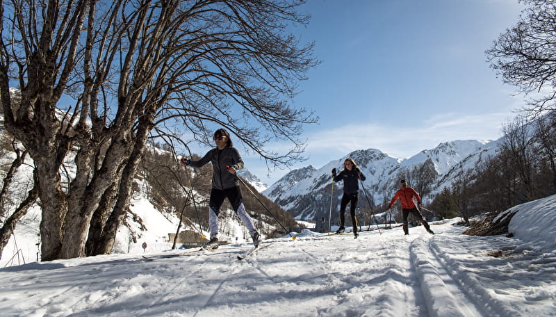 Goupe d'amis faisant du biathlon sur le doamine nordique de Valloire Galibier