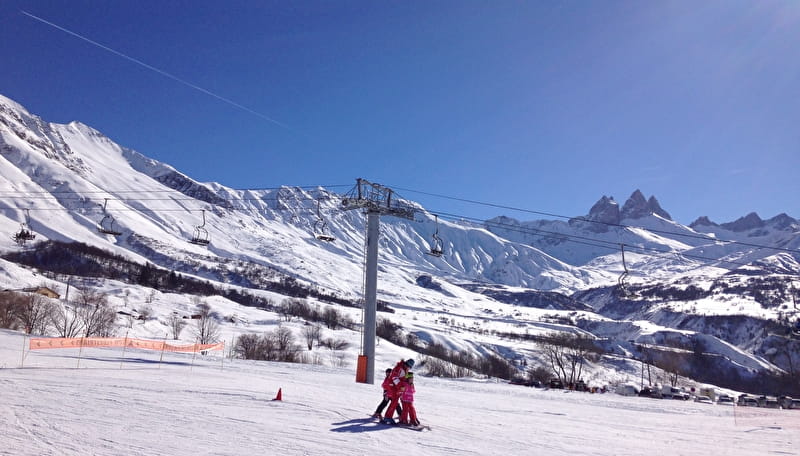 Cours de ski sur la piste Impène